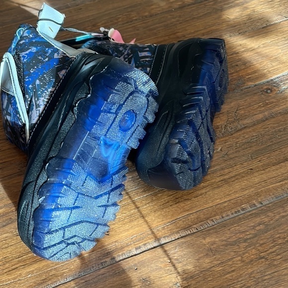 Nwt kids light up snow boots size 7/8 - Picture 4 of 4